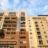Se sul lato destro si ergono alti e moderni edifici impreziositi da palme, sulla sinistra si susseguono basse e vecchie costruzioni che un tempo ospitavano stalle e locali di artigiani